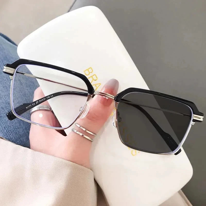 Smart Photochromic Reading Glasses Automatically Adjust The Prescription
